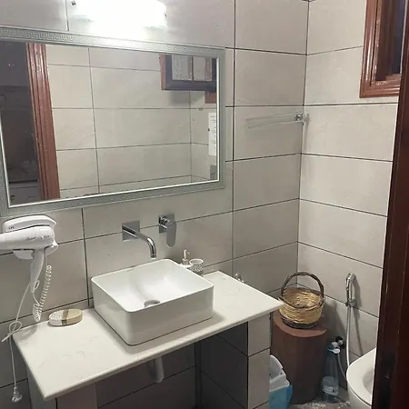 吉拉尼酒店 * Vasilikí